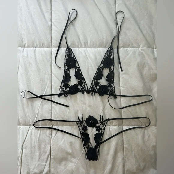 Gothic Style Lingerie Set - Picture 4 of 6